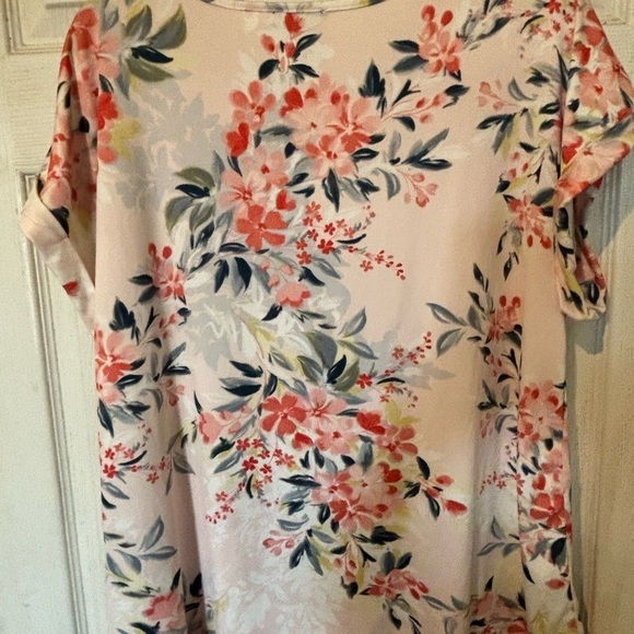NWOT A.U.W. Floral Design Top With Short Cuffed sleeves with Button Details. - Picture 4 of 5